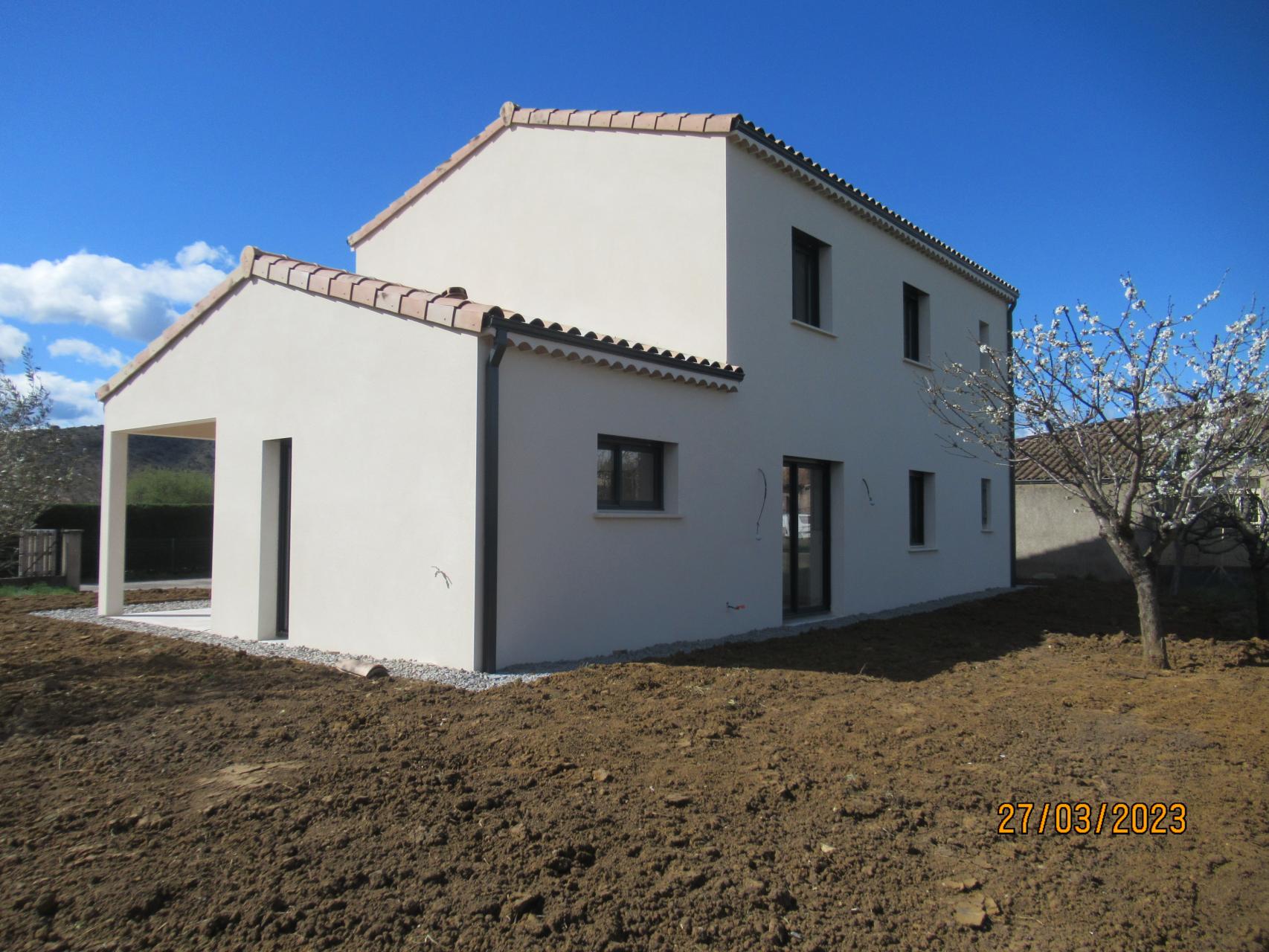 Menuiseries grises anthracite, enduit finition Gratté fin