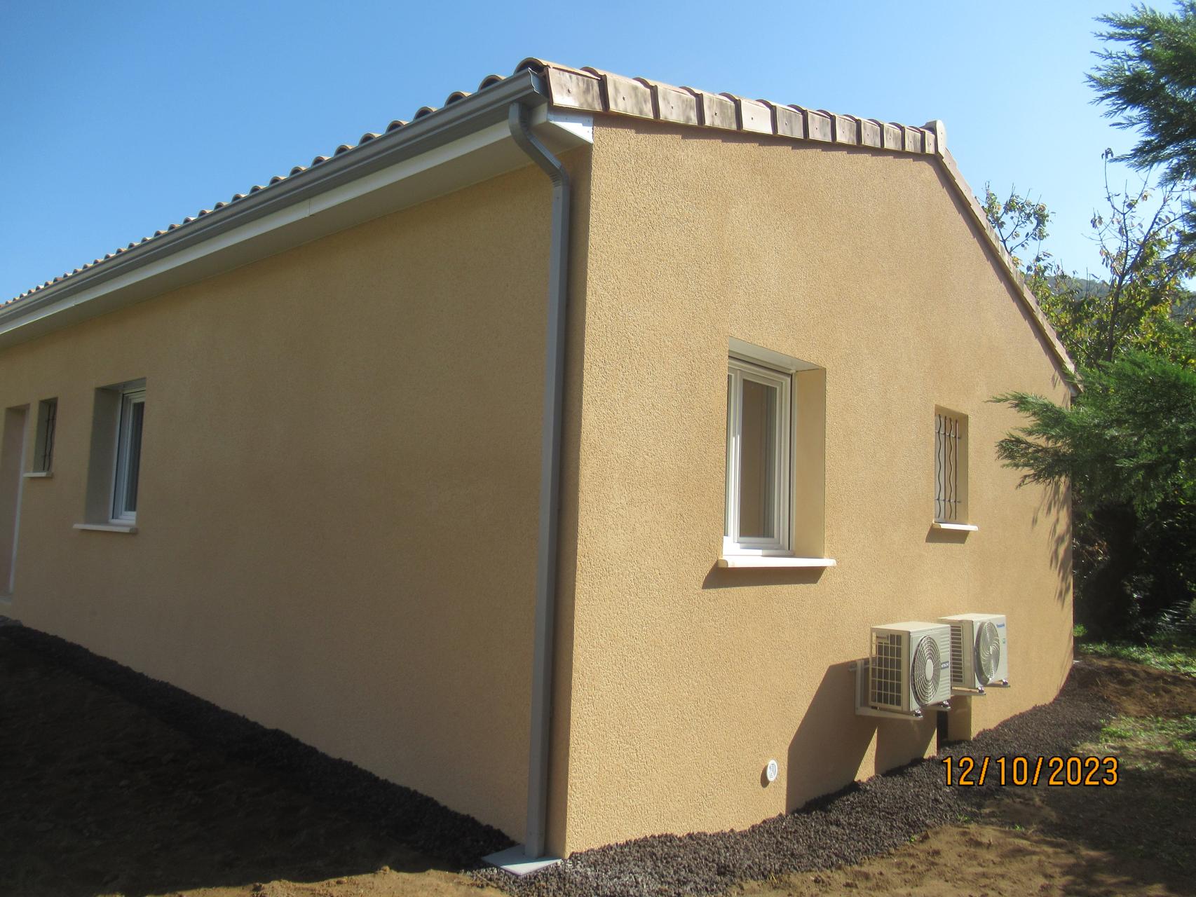 Menuiseries blanches, enduit finition Gratté fin