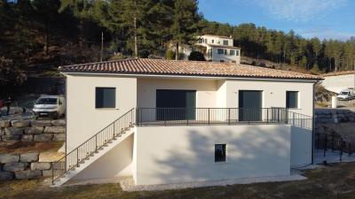 Bâtiment en U de plain pied avec soubassement