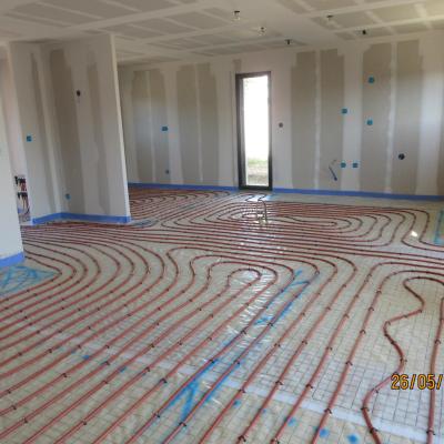 Installation du chauffage au sol (aérothermie)